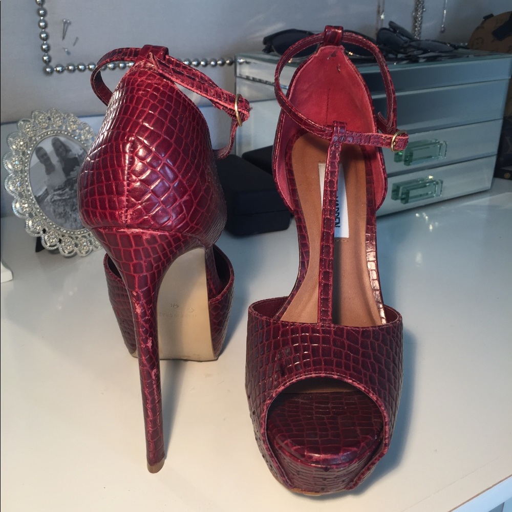 STEVE MADDEN Burgundy Snakeskin Heels
